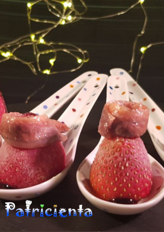 Una foto de Aperitivo en cuchara de fresas con anchoas