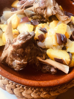 Una foto de Cordero al calvados, con patatas, cebolla.....y aroma de tomillo