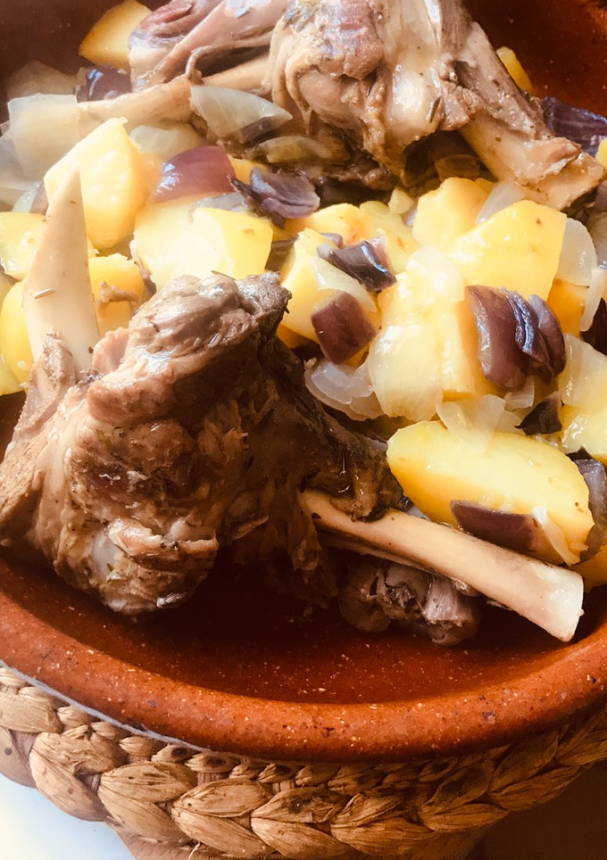 Una foto de Cordero al calvados, con patatas, cebolla.....y aroma de tomillo