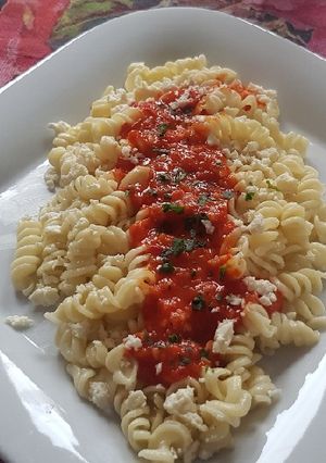 O poză a rețetei Paste spirală cu sos de roșii și feta deasupra.