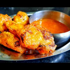 A picture of Urad dal bonda.