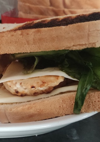 Una foto de Sándwich de pollo