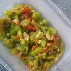 รูปของ Oseng pare dan ayam cincang