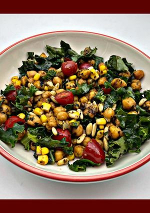 Una foto de Ensalada tibia de garbanzos y kale