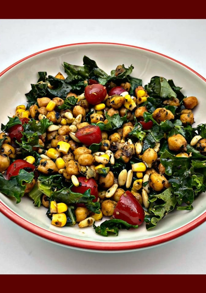 Una foto de Ensalada tibia de garbanzos y kale