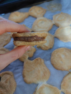 Una foto de Macarons keto de limón y chocolate
