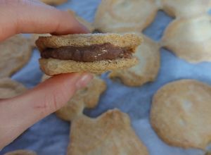 Una foto de Macarons keto de limón y chocolate