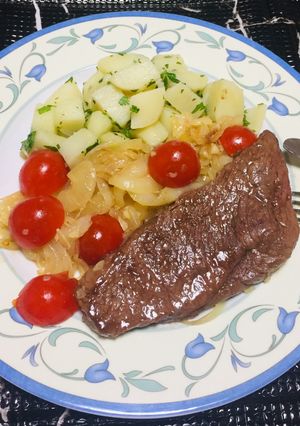 Una foto de Picanha Encebollada con Ensalada de papas!