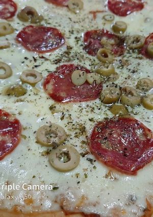 Una foto de Pizza calabresa