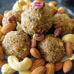 A picture of Gond ke laddoo.
