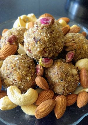 A picture of Gond ke laddoo.