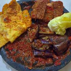 รูปของ Pecak tempe, terong, telor, dan kol sambal PEDAS MANIS