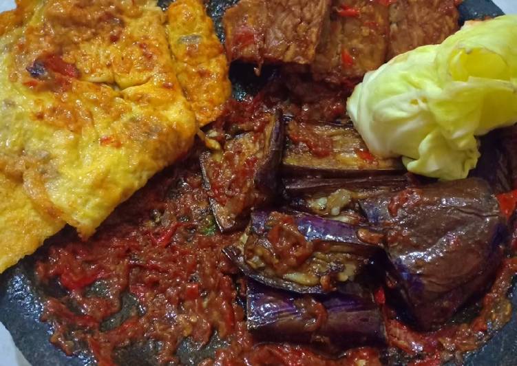 Pecak tempe, terong, telor, dan kol sambal PEDAS MANIS