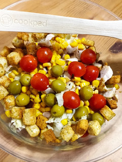 Una foto de Ensalada completa con tomatitos cherry