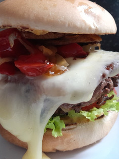 Una foto de Súper hamburguesa con papas
