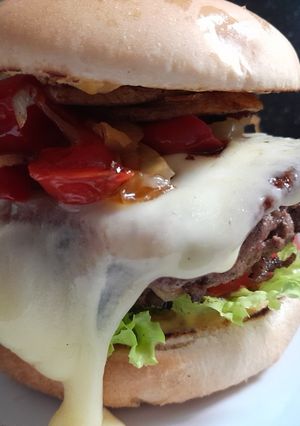 Una foto de Súper hamburguesa con papas