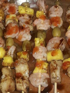 Una foto de Pinchos de camarones y pescado