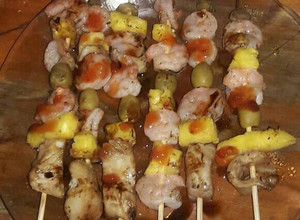Una foto de Pinchos de camarones y pescado