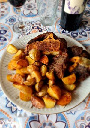 Una foto de Osobuco Braseado con Papines al horno