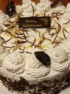 Mákos meggyes-tejszínes torta recept fotója