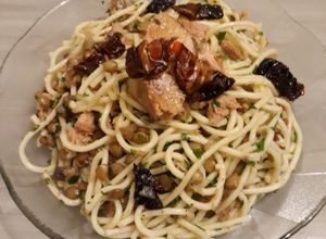 Una foto de Ensalada de fideos con lentejas atún y tomates deshidratados