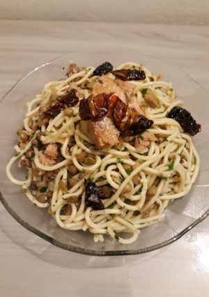 Una foto de Ensalada de fideos con lentejas atún y tomates deshidratados