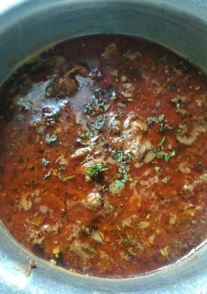 मराठवाडा स्पेशल झणझणीत चिकन रस्सा (chicken rassa recipe in marathi) रेसिपी चे मुख्य फोटो 