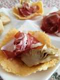 Cestini di parmigiano con capocollo e carciofini