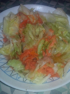 Una foto de Ensalada de escarola con zanahoria y espárragos