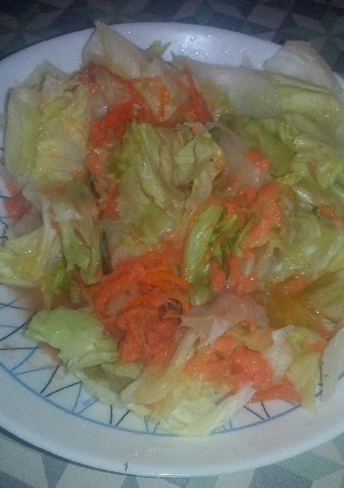 Una foto de Ensalada de escarola con zanahoria y espárragos