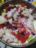 Salad buah merah