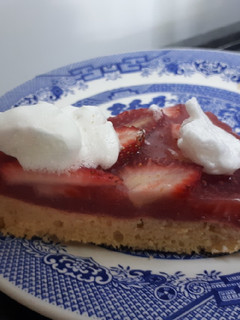 Una foto de Tarta de frutillas sin lácteos