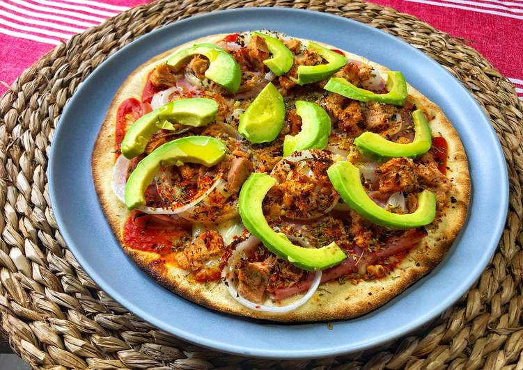 Pizza fina de atún, jamón y aguacate con ñoras 🥑
