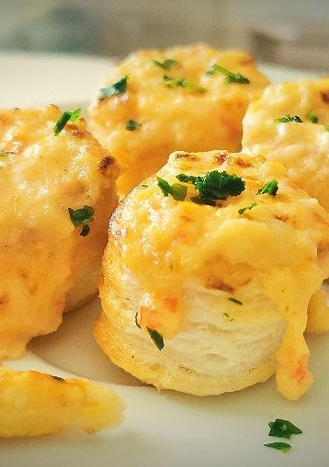 Una foto de Volován o "Vol au vent" de Merluza y Surimi