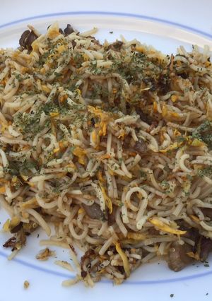 Une photo de Nouilles japonaises sautées aux champignons, courgettes et épices
