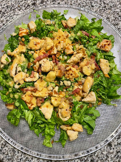 Una foto de Ensalada crujiente y templada de pollo