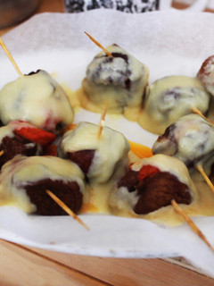 Una foto de Higos rellenos de sobrasada cubiertos de chocolate blanco