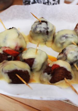 Una foto de Higos rellenos de sobrasada cubiertos de chocolate blanco