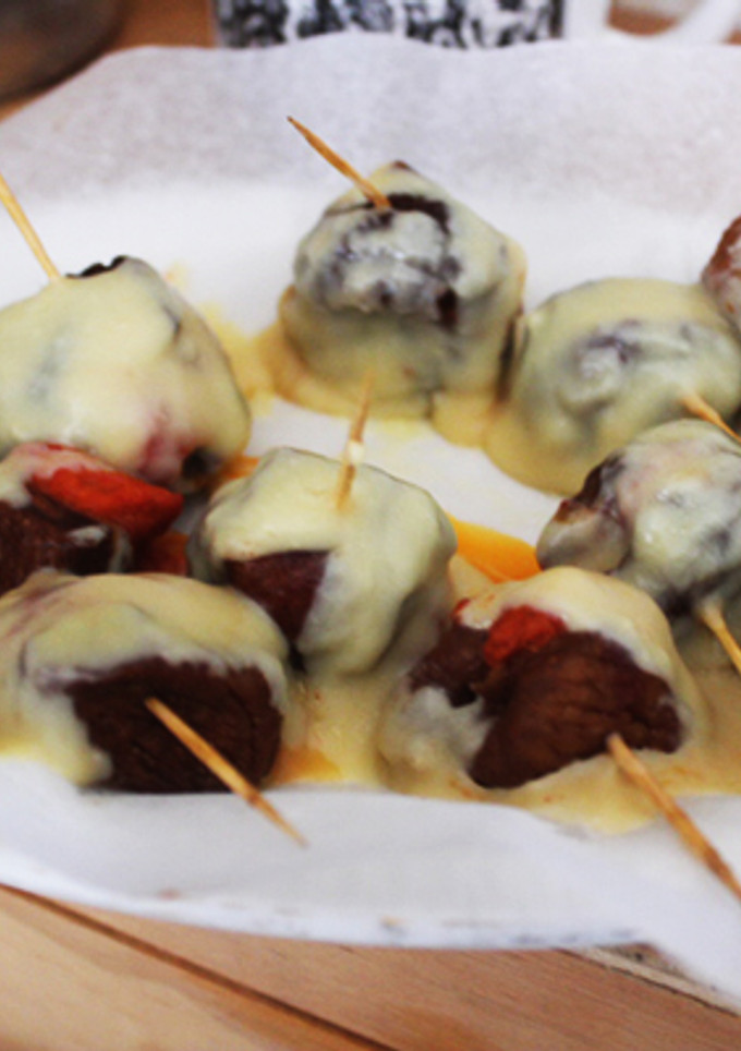 Una foto de Higos rellenos de sobrasada cubiertos de chocolate blanco