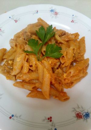 Una foto de Macarrones con setas y atún