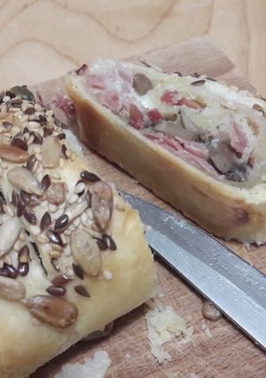 O poză a rețetei Ruladă din foietaj cu ciupercuțe, șunculiță și mozzarella.