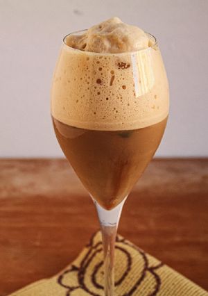Foto di Coppa fredda cioccolato bianco/caffè con spuma di mandorla/caffè