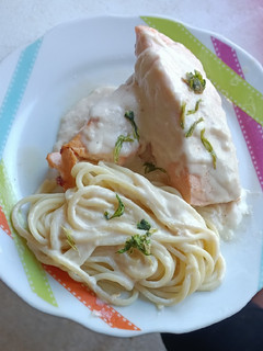 Una foto de Salmón y bechamel con espagueti