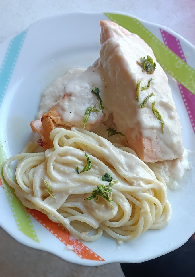 Una foto de Salmón y bechamel con espagueti