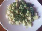 Una foto de pasta de codito con salsa de tomate