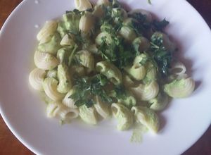 Una foto de Coditos en salsa de cilantro