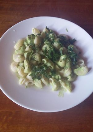 Una foto de Coditos en salsa de cilantro