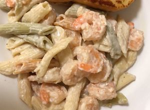Una foto de Penne pasta con camarones