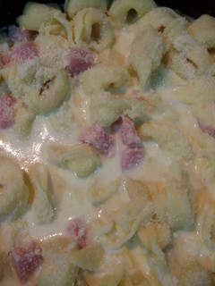 Una foto de Tortellini de queso con jamón y nata con thermomix