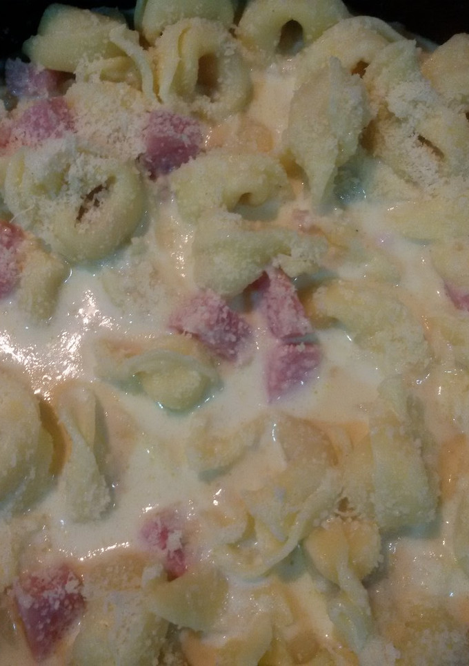 Una foto de Tortellini de queso con jamón y nata con thermomix